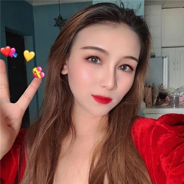 花果园外表精致身材丰满的小姐姐